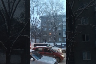 Пожарный без страховки снял мальчика с балкона на пятом этаже. Новосибирск.