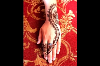 Beautiful Henna on the hand. Красивая роспись хной на руке.