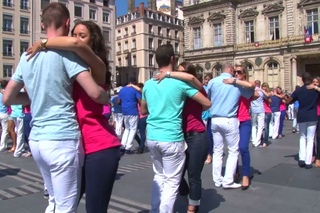 [Clip Officiel] 1er Flashmob de Kizomba à Lyon, le 18/05/2014