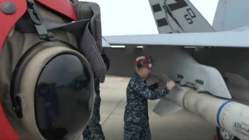 Boeing F, A 18 F Super Hornet с 4 ракетами Harpoon Block