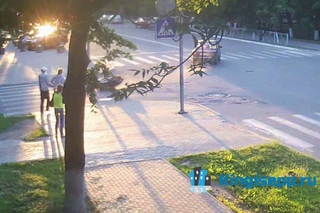 ВАЗ сбивает байкера в Кингисеппе: веб-камера засняла момент удара. ШОКИРУЮЩИЕ КАДРЫ.