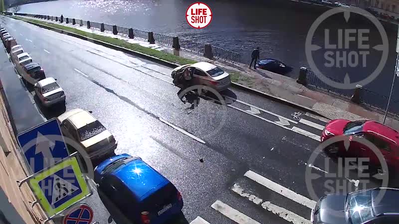В Петербурге водитель перепутал педали, улетел в Фонтанку и